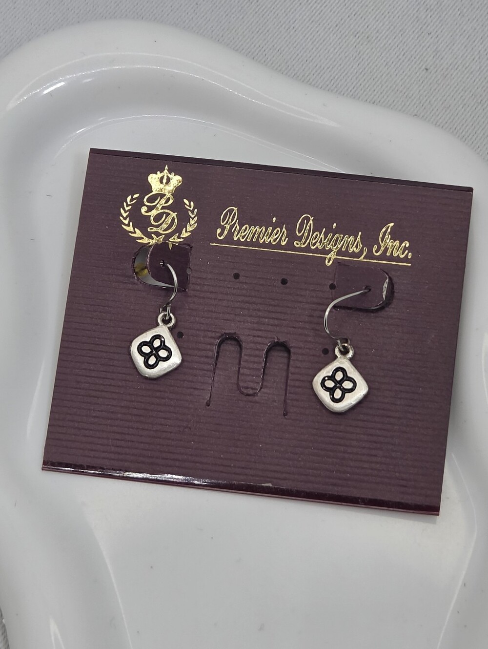 ✨ Premier Designs Matte Silver Quatrefoil Clover Dangle Earrings NWT ✨